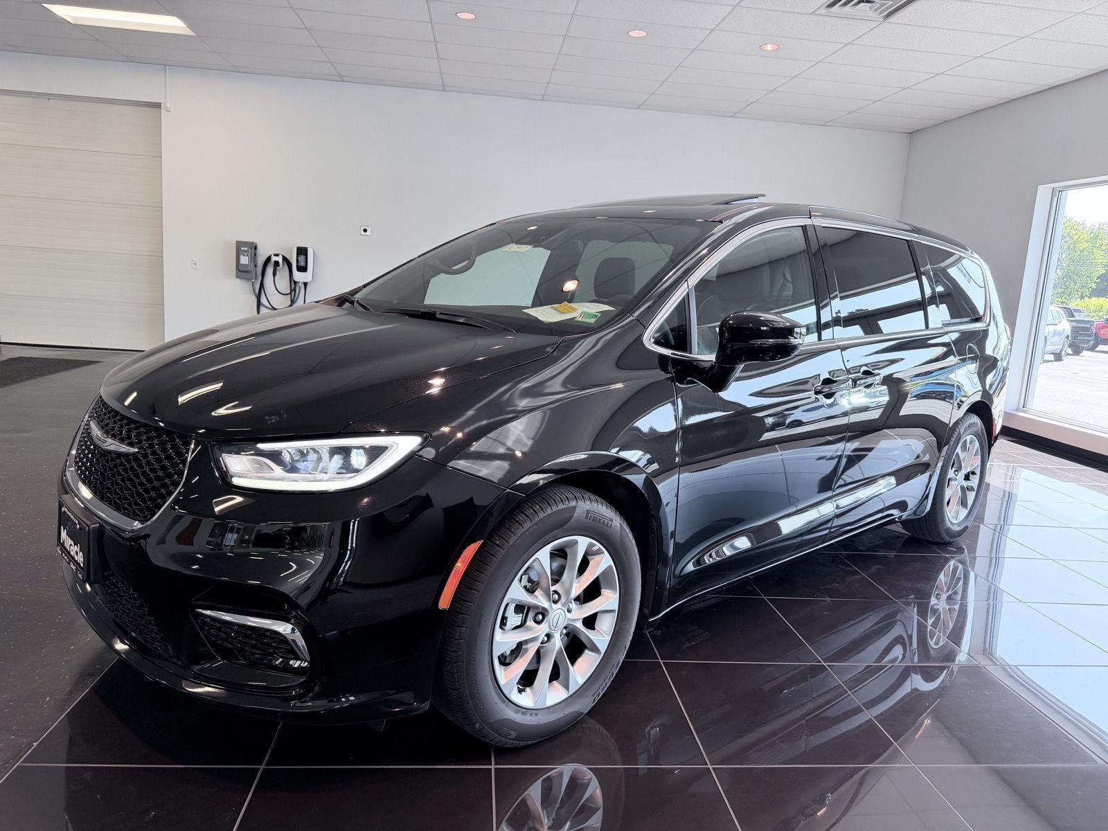 Used 2026 Diamond Black Crystal Pearlcoat Chrysler Limited image 8