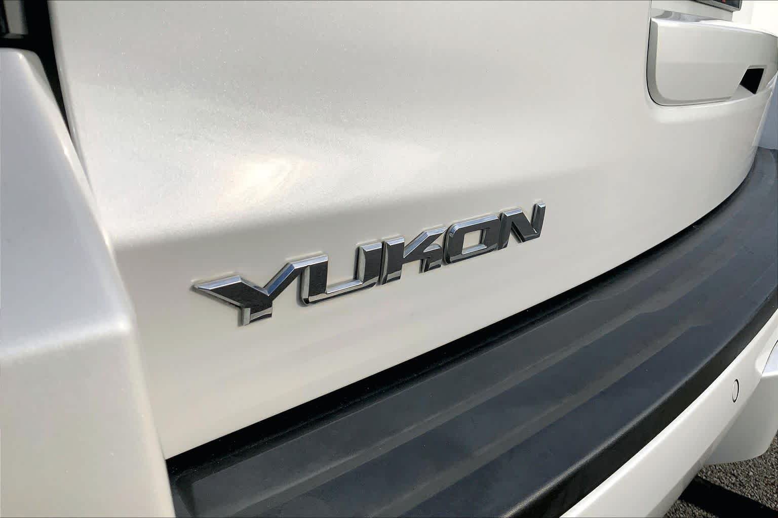 Used 2018 White Frost Tricoat GMC SLT image 31