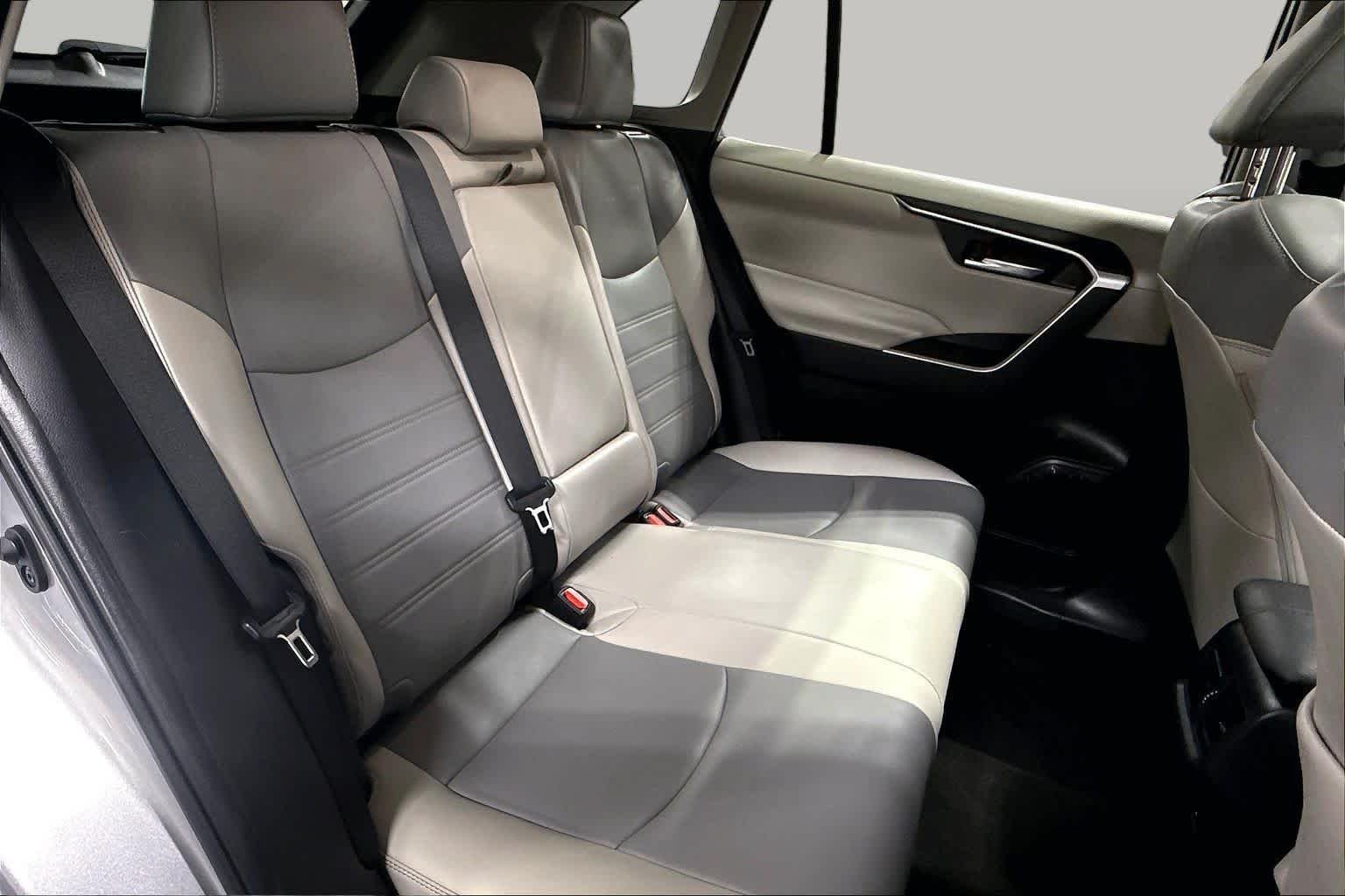 Used 2023 Silver Sky Metallic Toyota XLE Premium image 20