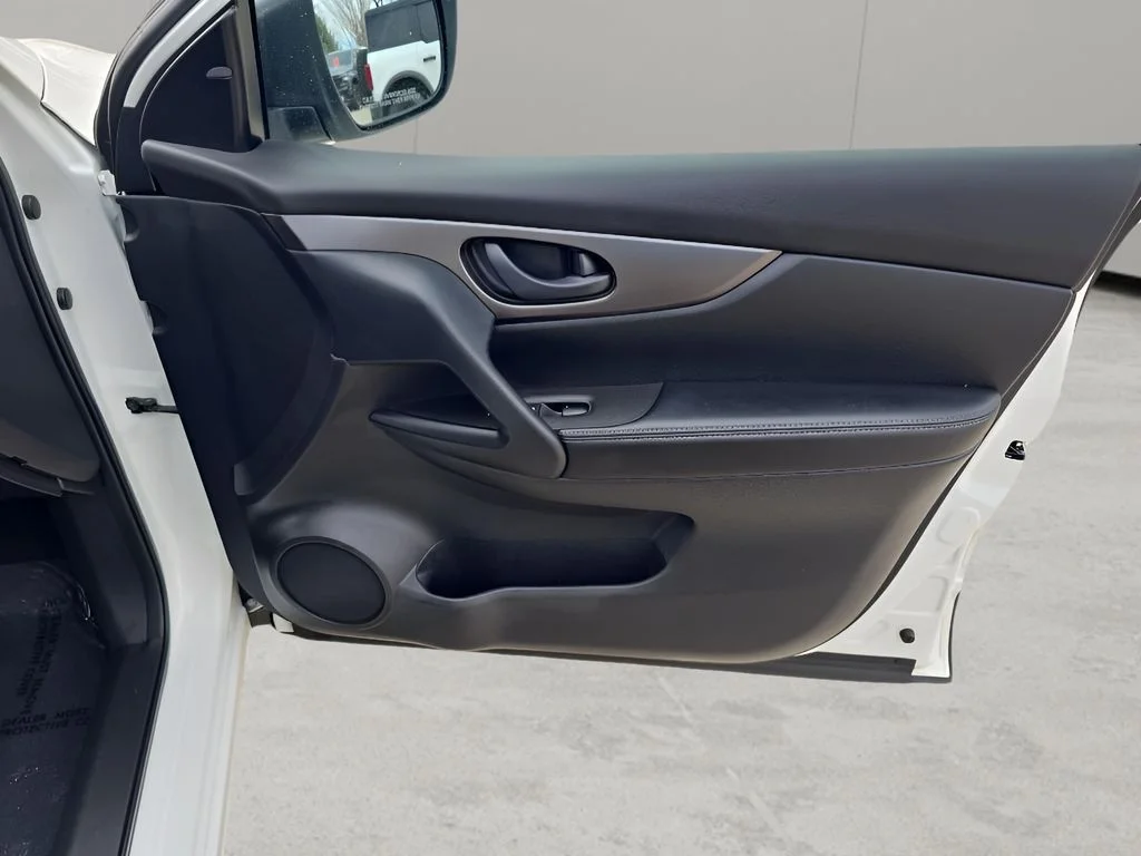 Used 2022 White Nissan SV image 36