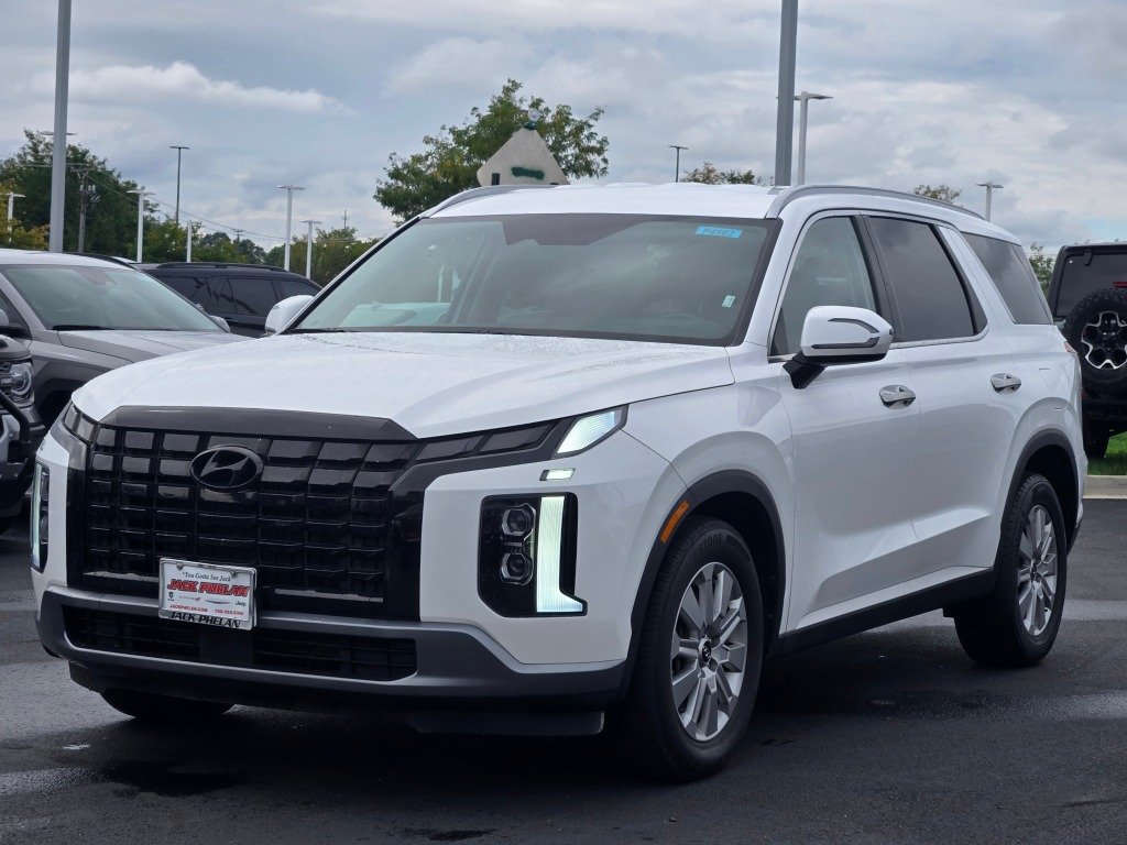 Used 2025 White Hyundai SEL image 4