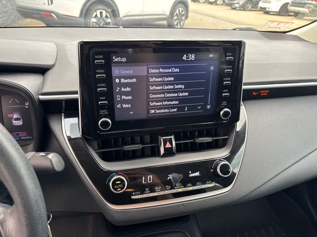 Used 2020 White Toyota LE image 19