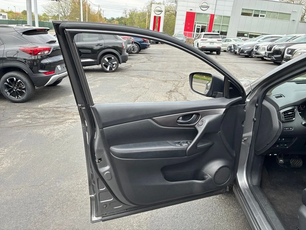 Used 2020 Gray Nissan S image 15