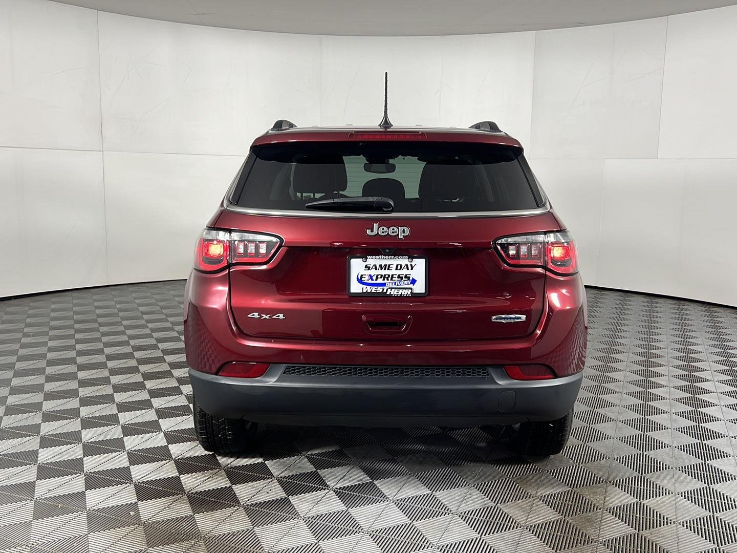 Certified Used 2022 Velvet Red Pearlcoat Jeep Latitude image 8