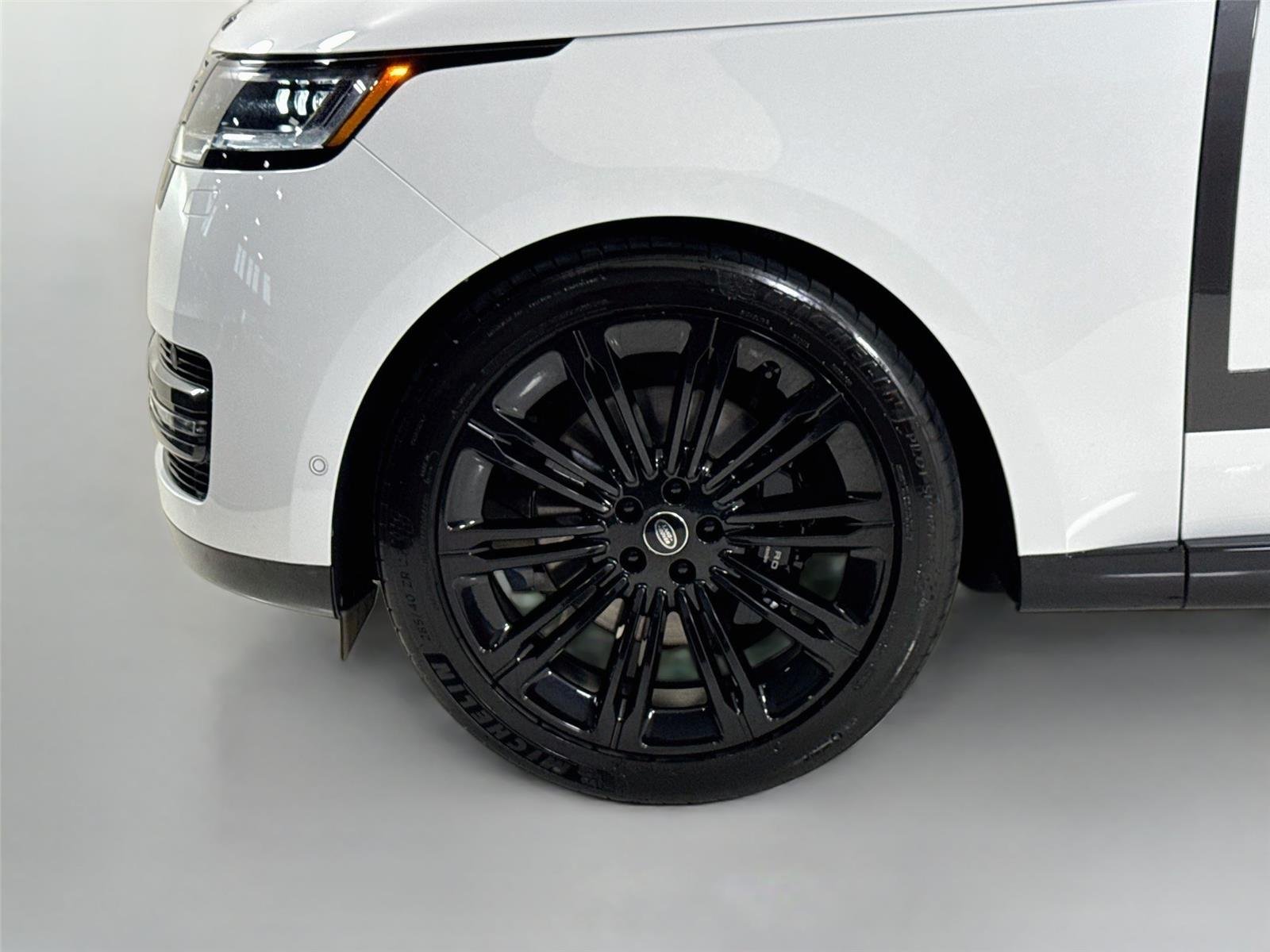 Used 2024 Fuji White Land Rover SE | Blackout Pkg | 360 Camera | Heated/Vented Seats image 41