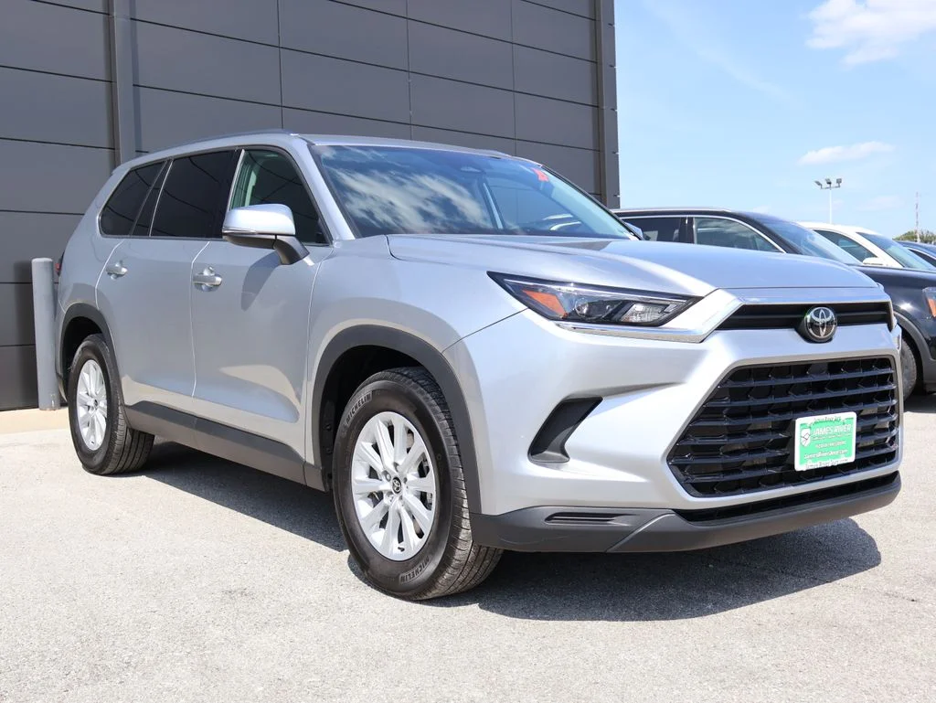 Used 2025 Silver Toyota XLE image 6