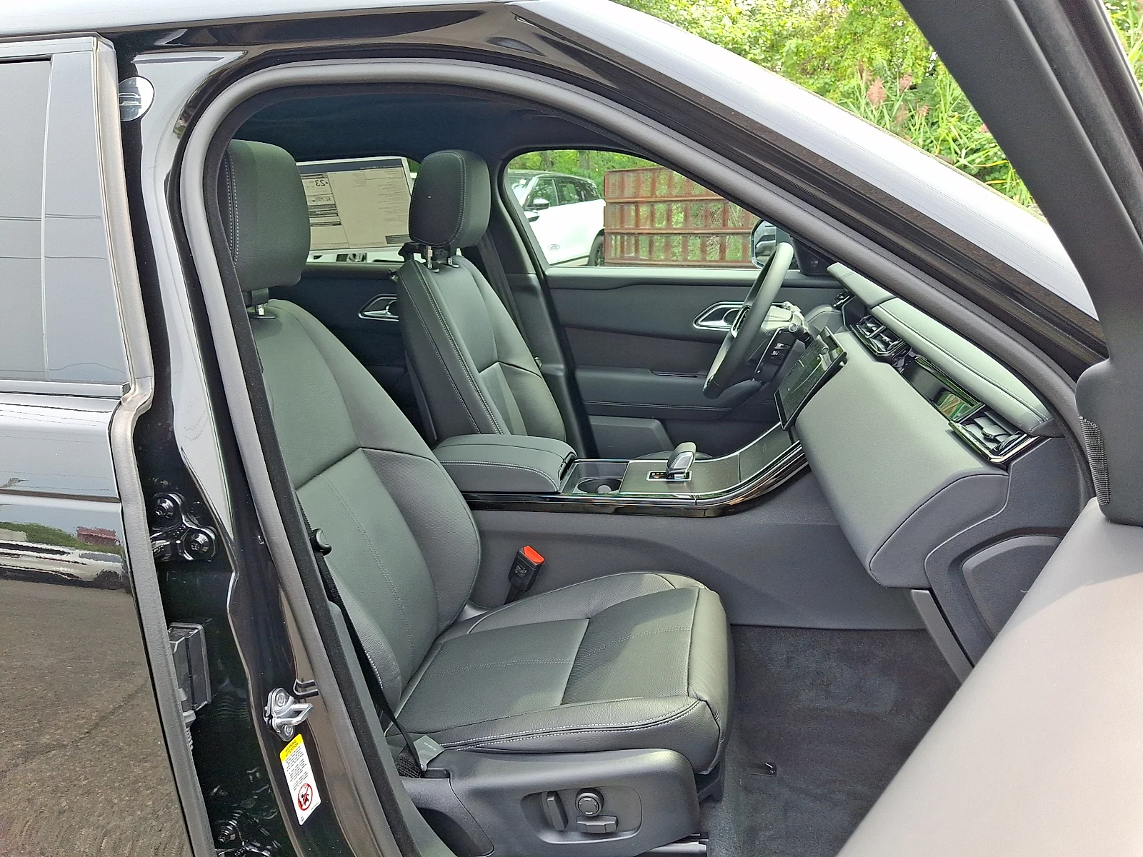 New 2026 Santorini Black Land Rover Belgravia Edition image 3