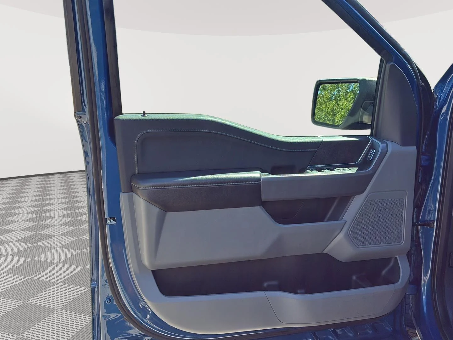 Used 2025 Atlas Blue Ford XLT image 31