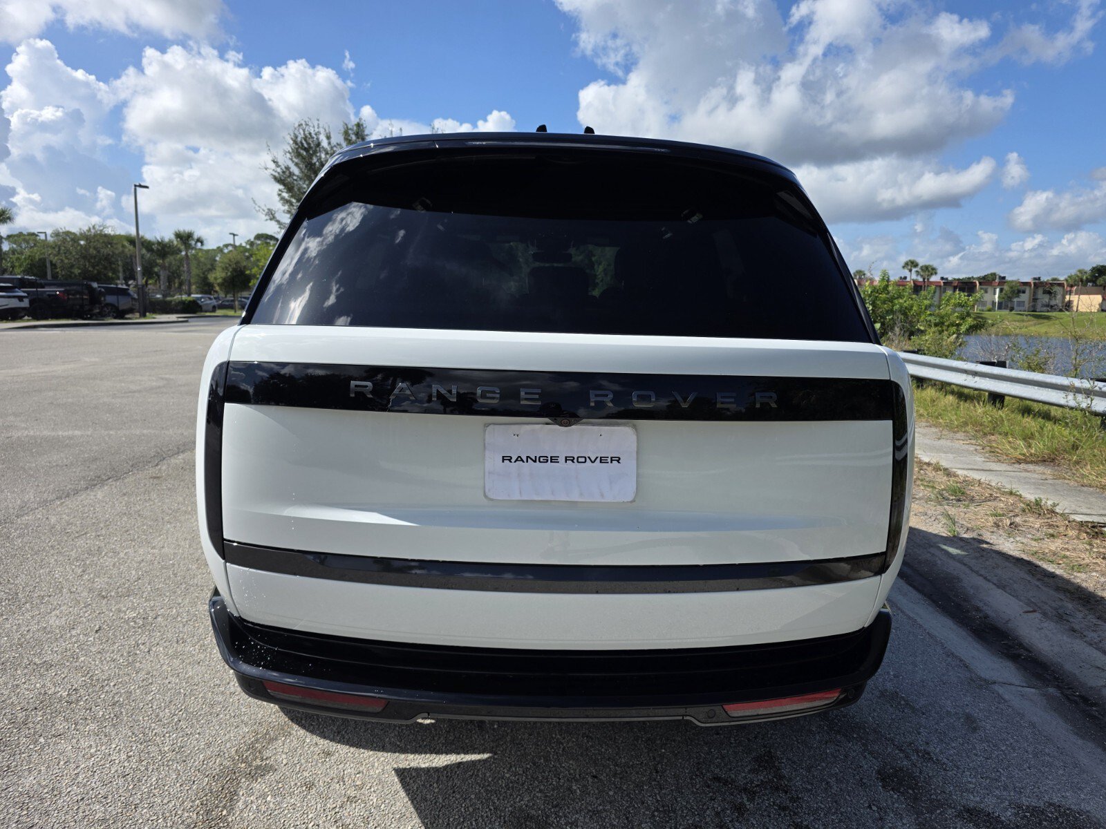 New 2026 Fuji White Land Rover P400 SE image 6
