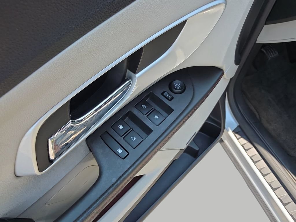 Used 2011 Silver Chevrolet LT image 14