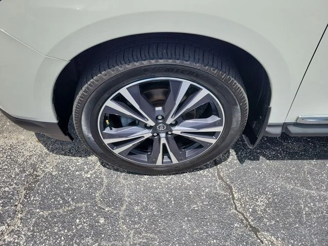 Used 2019 White Nissan Platinum image 5