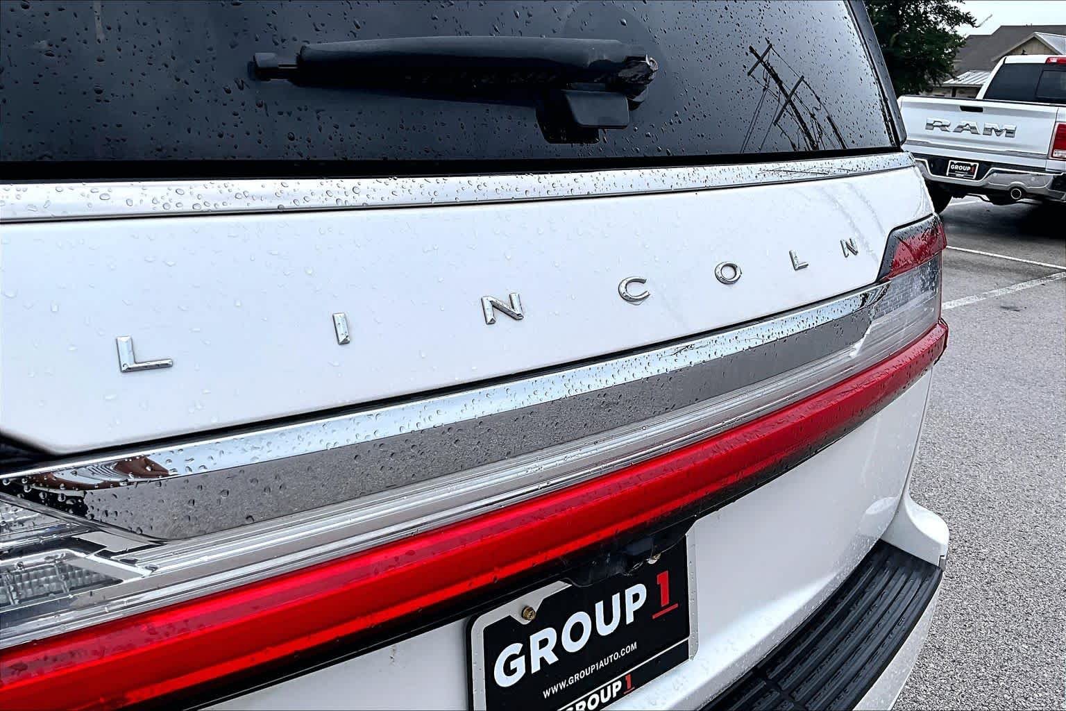 Used 2018 White Platinum Metallic Tri-Coat Lincoln Reserve image 31