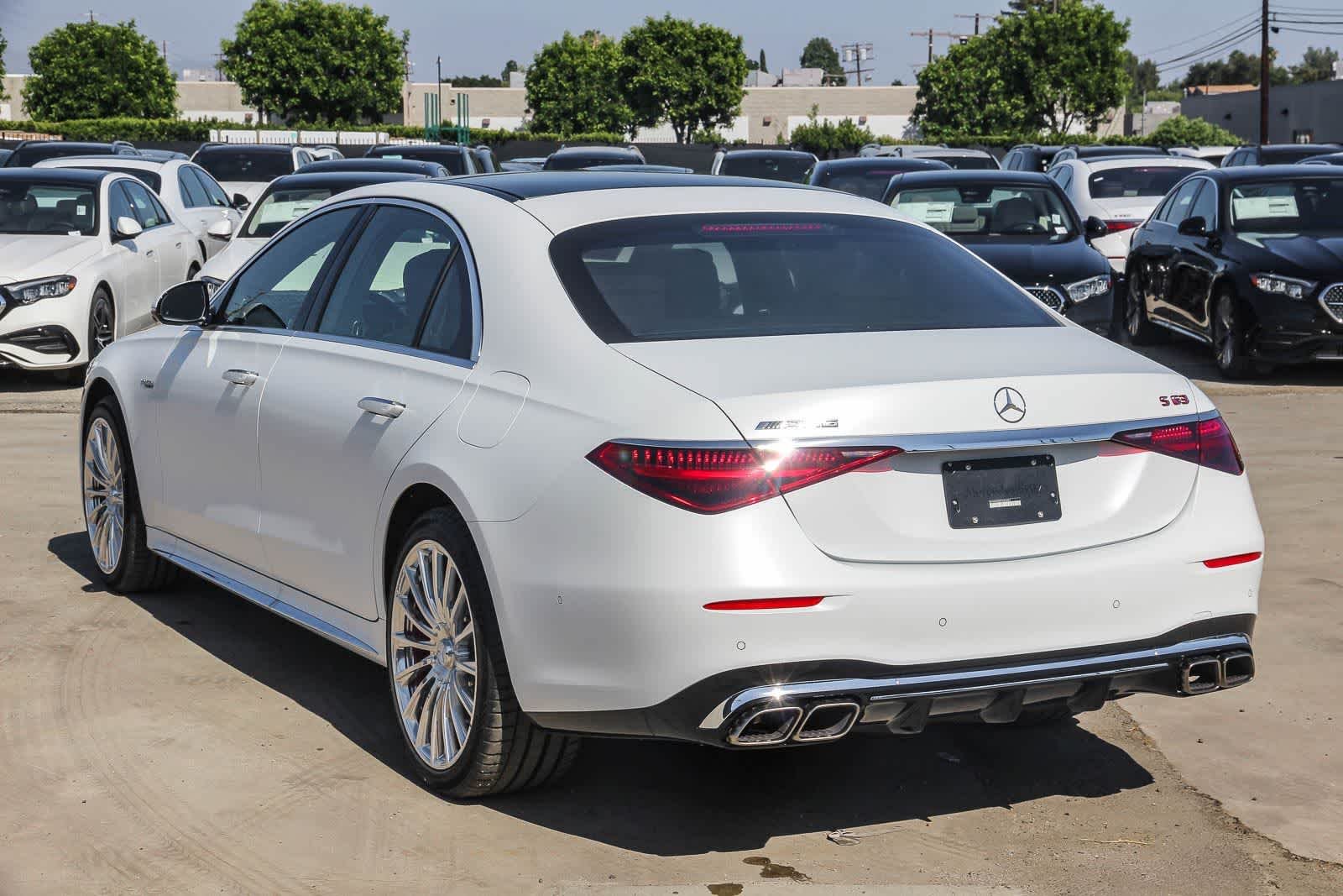 New 2026 MANUFAKTUR Moonlight White Magno Mercedes-Benz AMG® S 63 E image 6