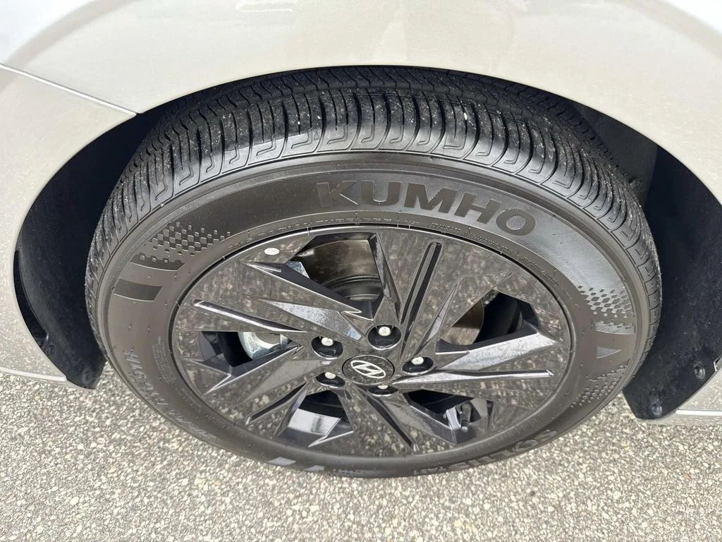 Used 2022 Silver Hyundai SEL image 11