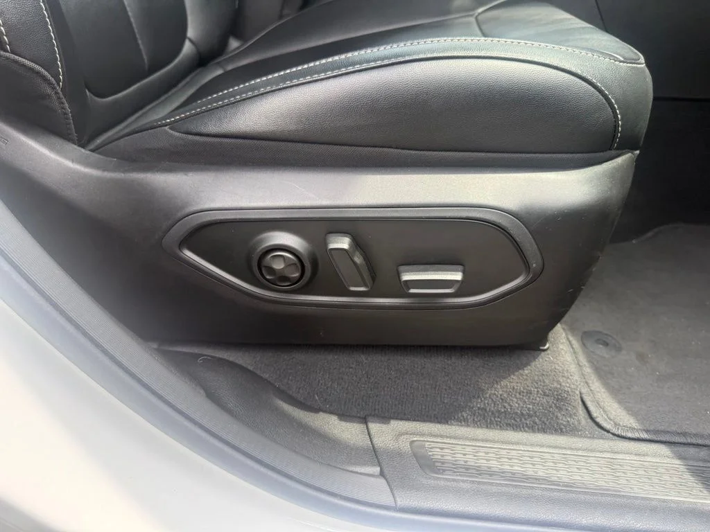 Used 2023 White Jeep Limited image 59