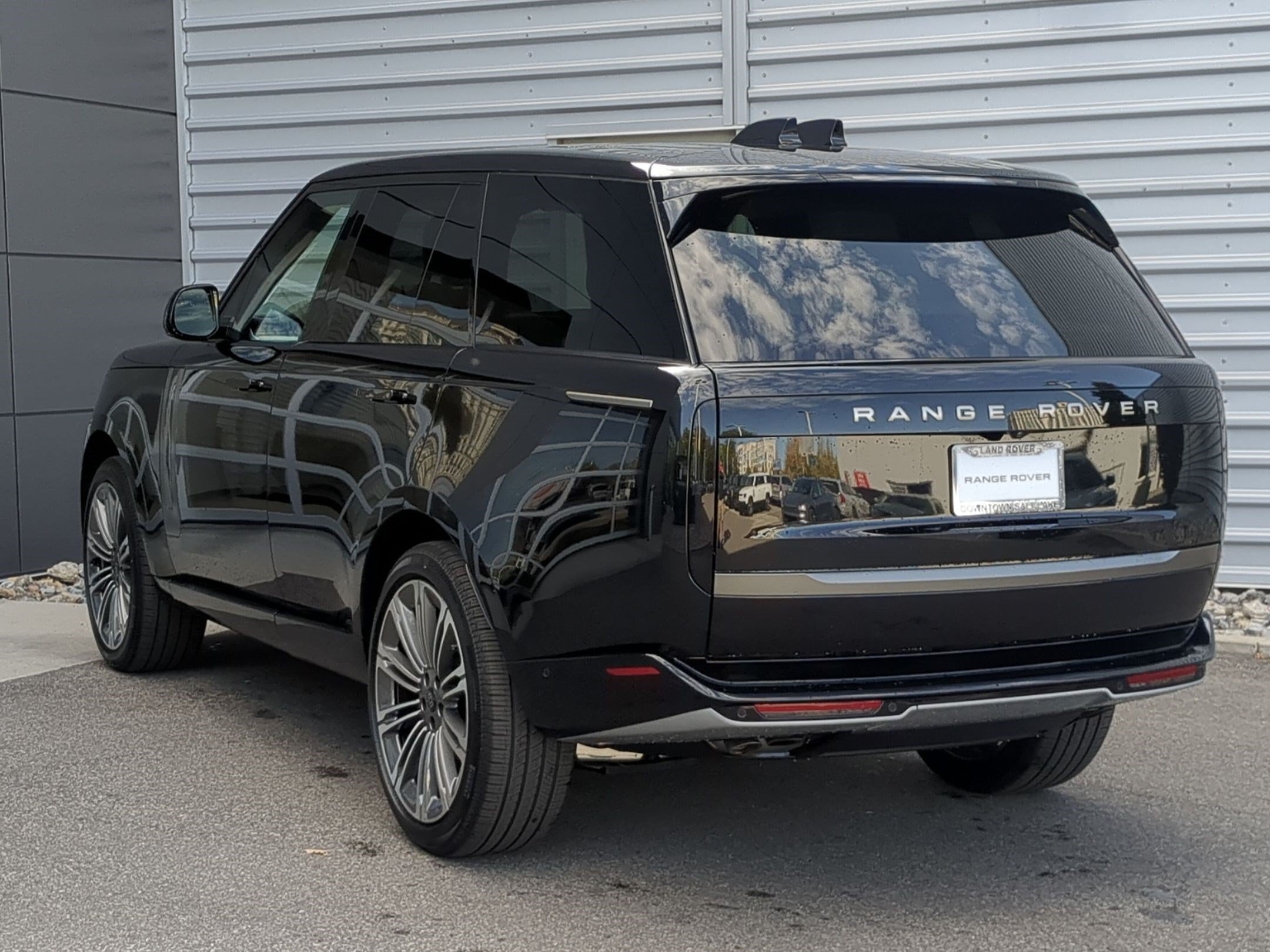 New 2027 Santorini Black Land Rover P530 SE image 8