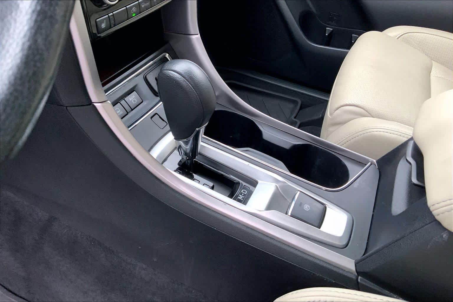 Used 2022 Crystal White Pearl Subaru Limited image 16