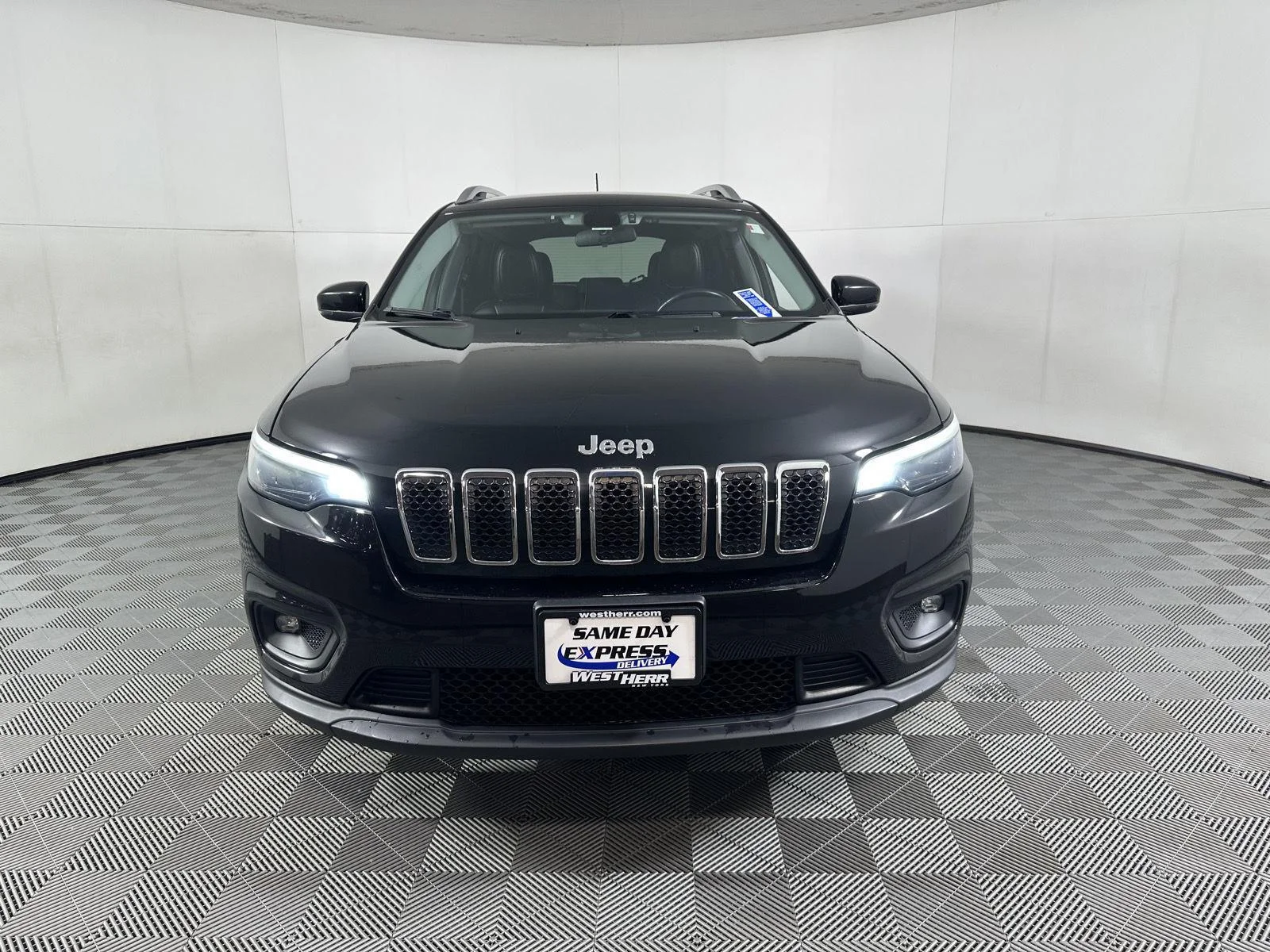 Used 2019 Diamond Black Crystal Pearlcoat Jeep Latitude Plus image 9