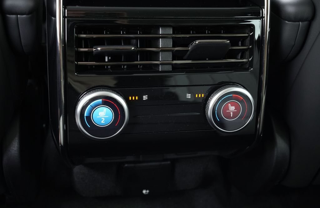 New 2026 Fuji White Land Rover Dynamic SE image 34