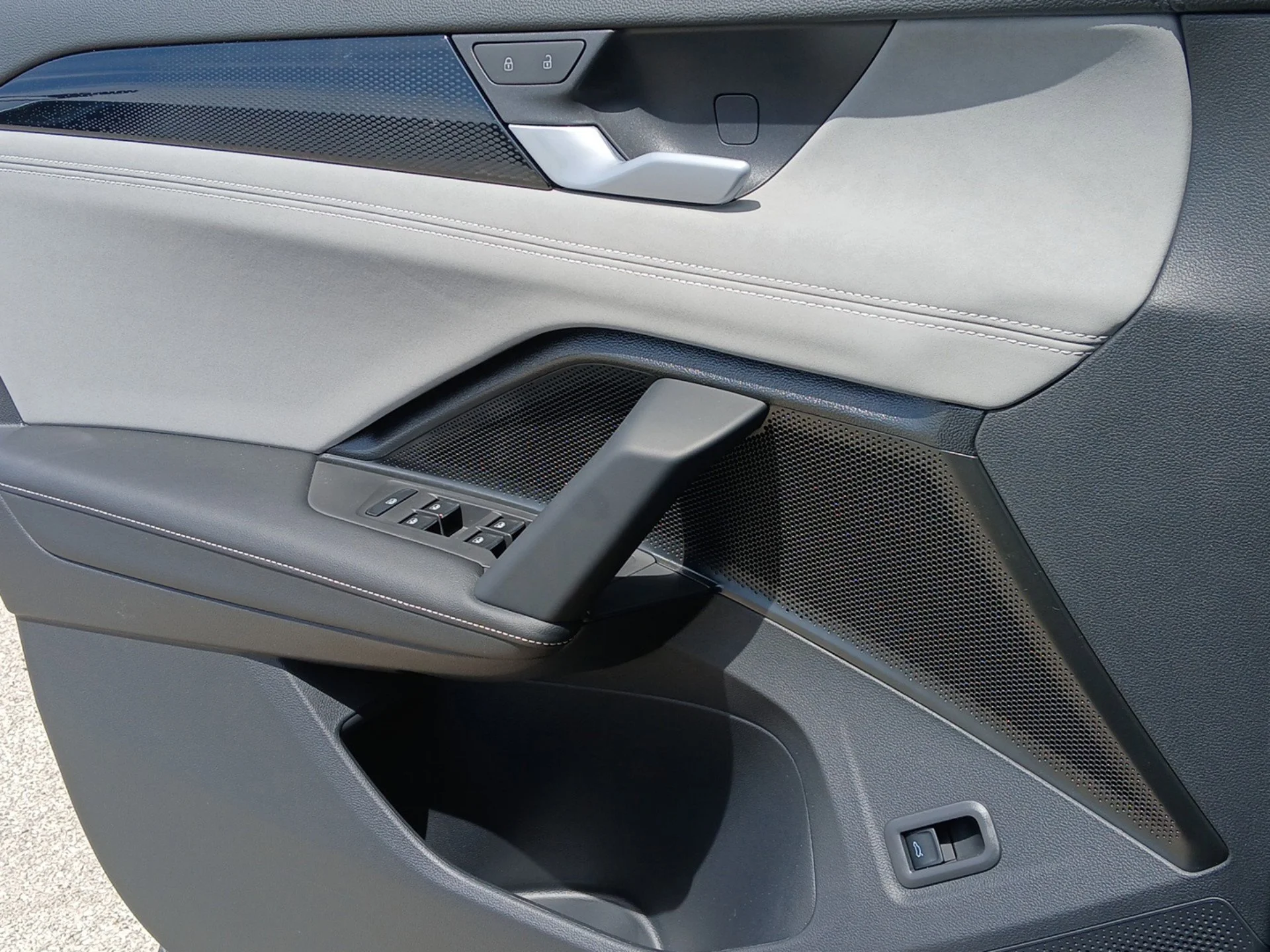 New 2026 Platinum Gray Metallic Volkswagen 2.0T SE image 17