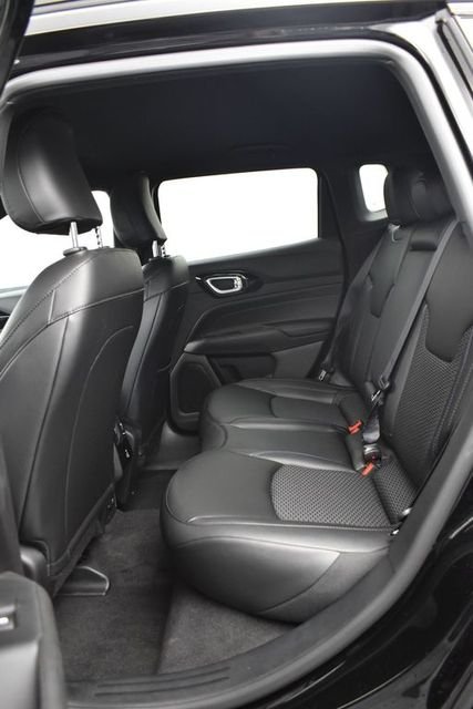 New 2026 Diamond Black Crystal Pearl-Coat Exterior Paint Jeep Latitude image 8