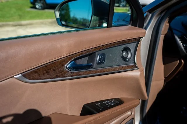 Used 2016 Luxe Metallic Lincoln Reserve image 31