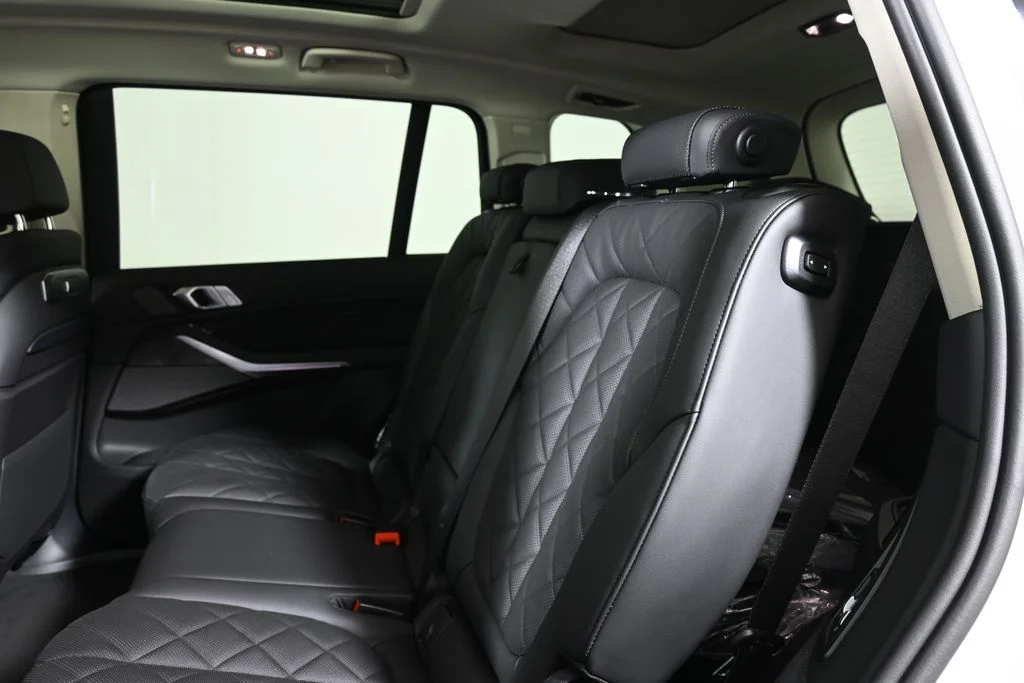 Used 2027 White BMW xDrive40i image 4