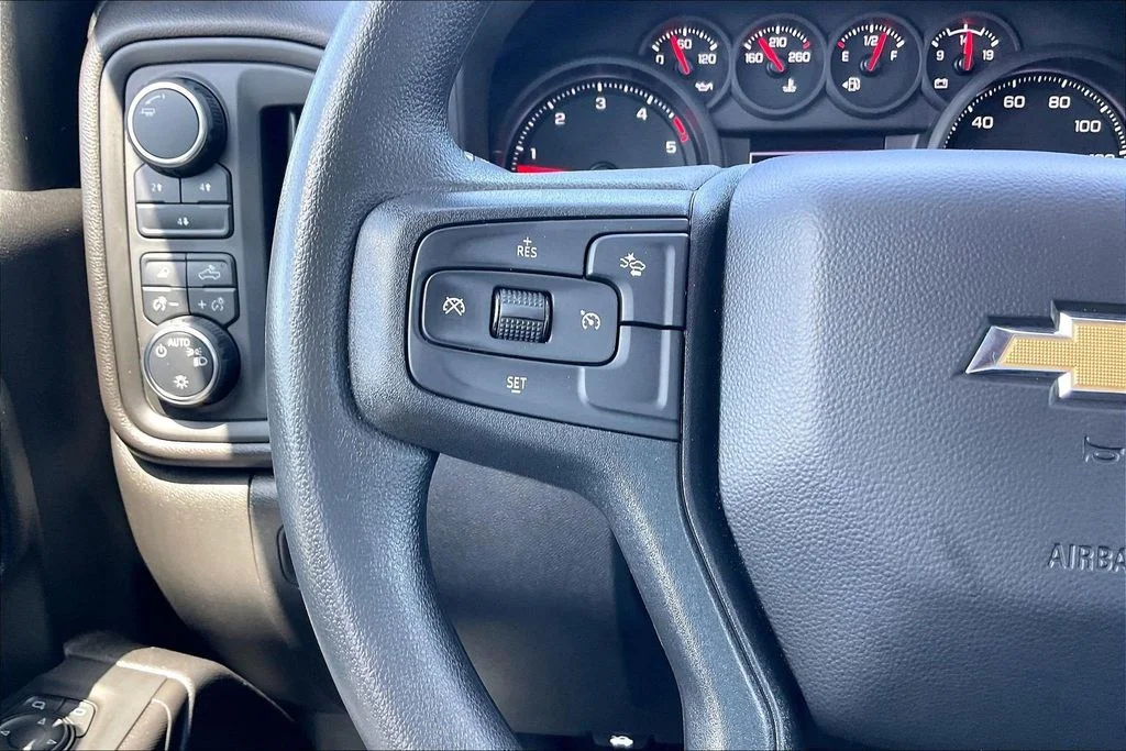 Used 2025 White Chevrolet Custom image 10