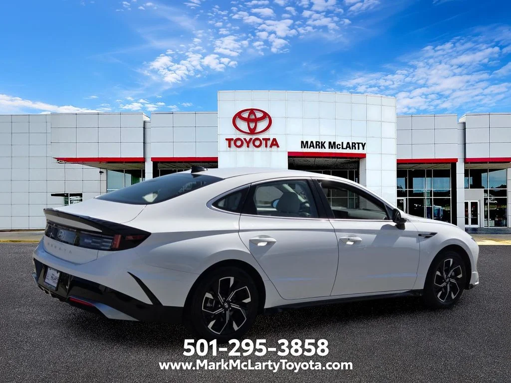 Used 2025 White Hyundai SEL image 5
