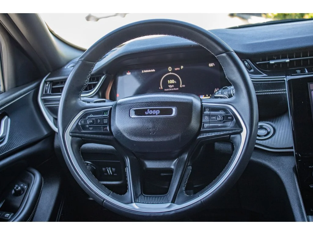 Used 2023 Baltic Gray Metallic Clearcoat Jeep Altitude image 38