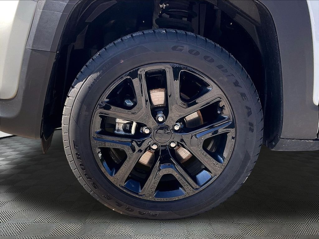 Used 2022 Alpine White Clearcoat Jeep Altitude image 7
