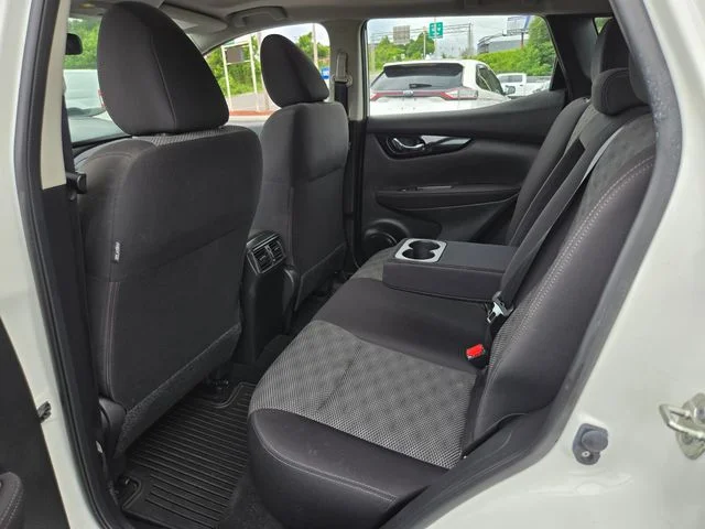 Used 2018 White Nissan  image 13
