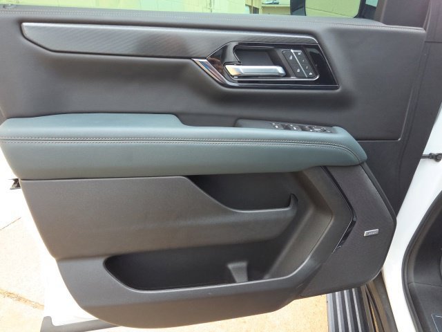 Used 2025 White GMC AT4 image 25