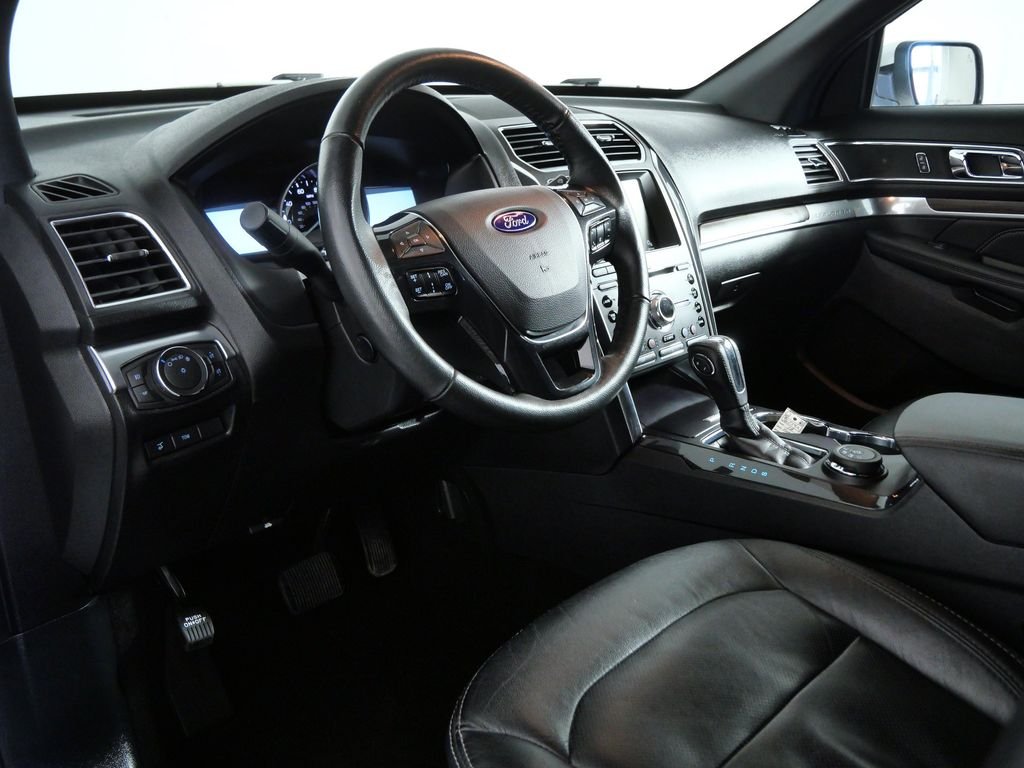 Used 2018 White Ford Limited image 10