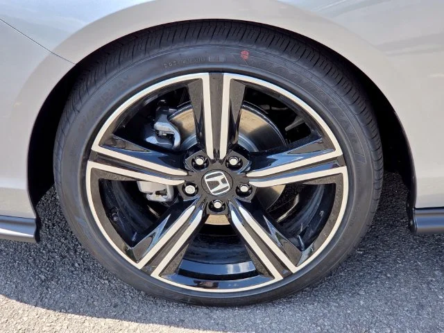 New 2026 Solar Silver Metallic Honda SE image 6