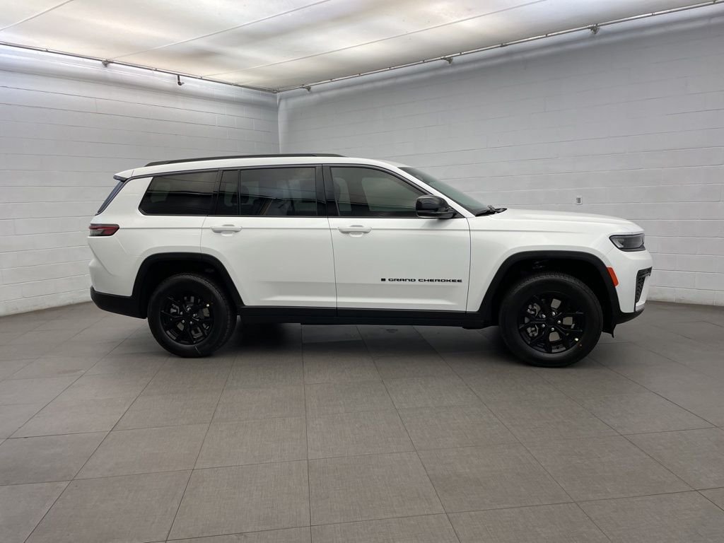 New 2026 Bright White Clear-Coat Exterior Paint Jeep Altitude image 2
