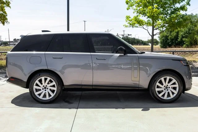 New 2026  Land Rover SE image 8