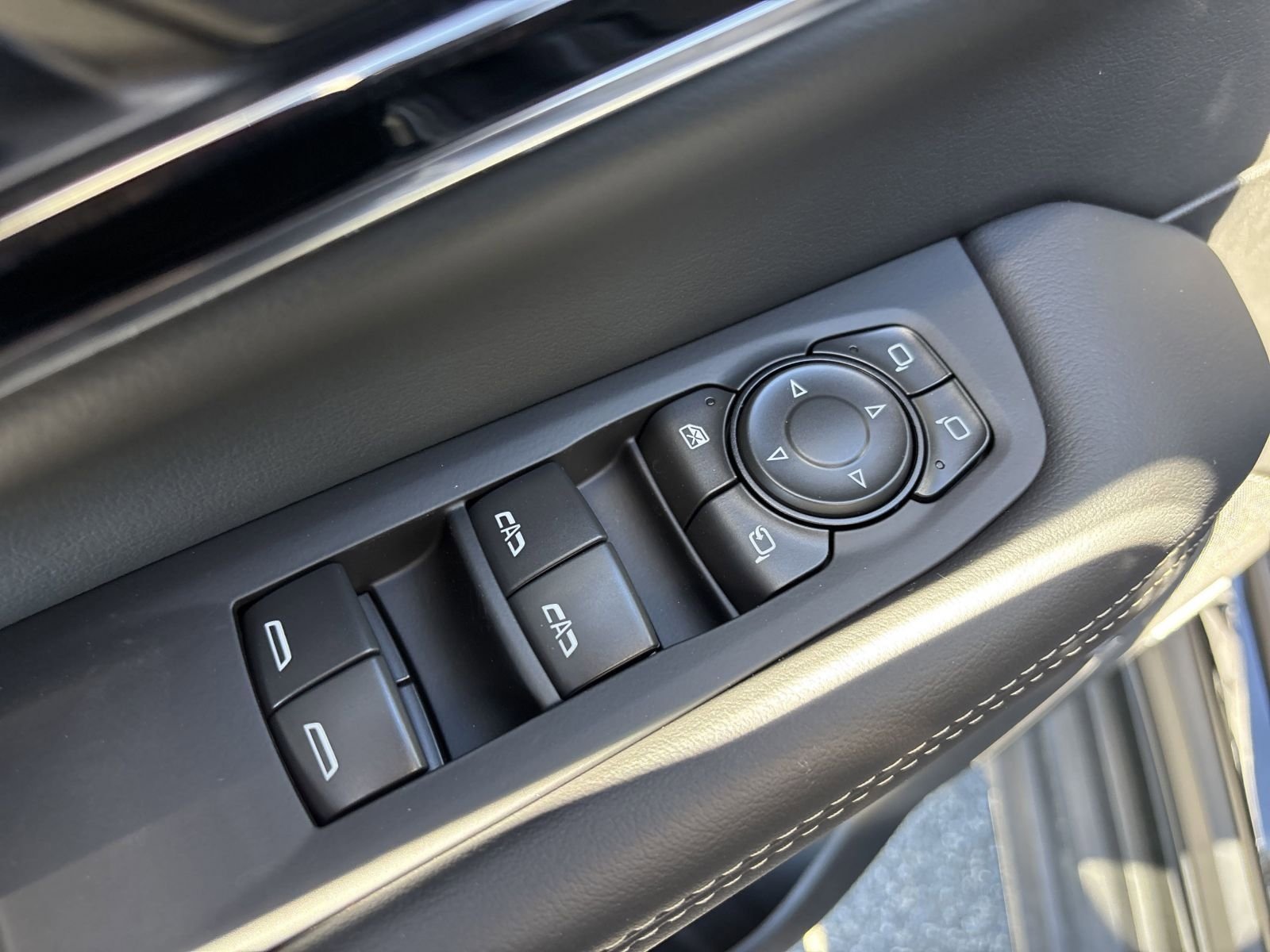 Used 2025 Onyx Black GMC 4WD 4dr Elevation image 18