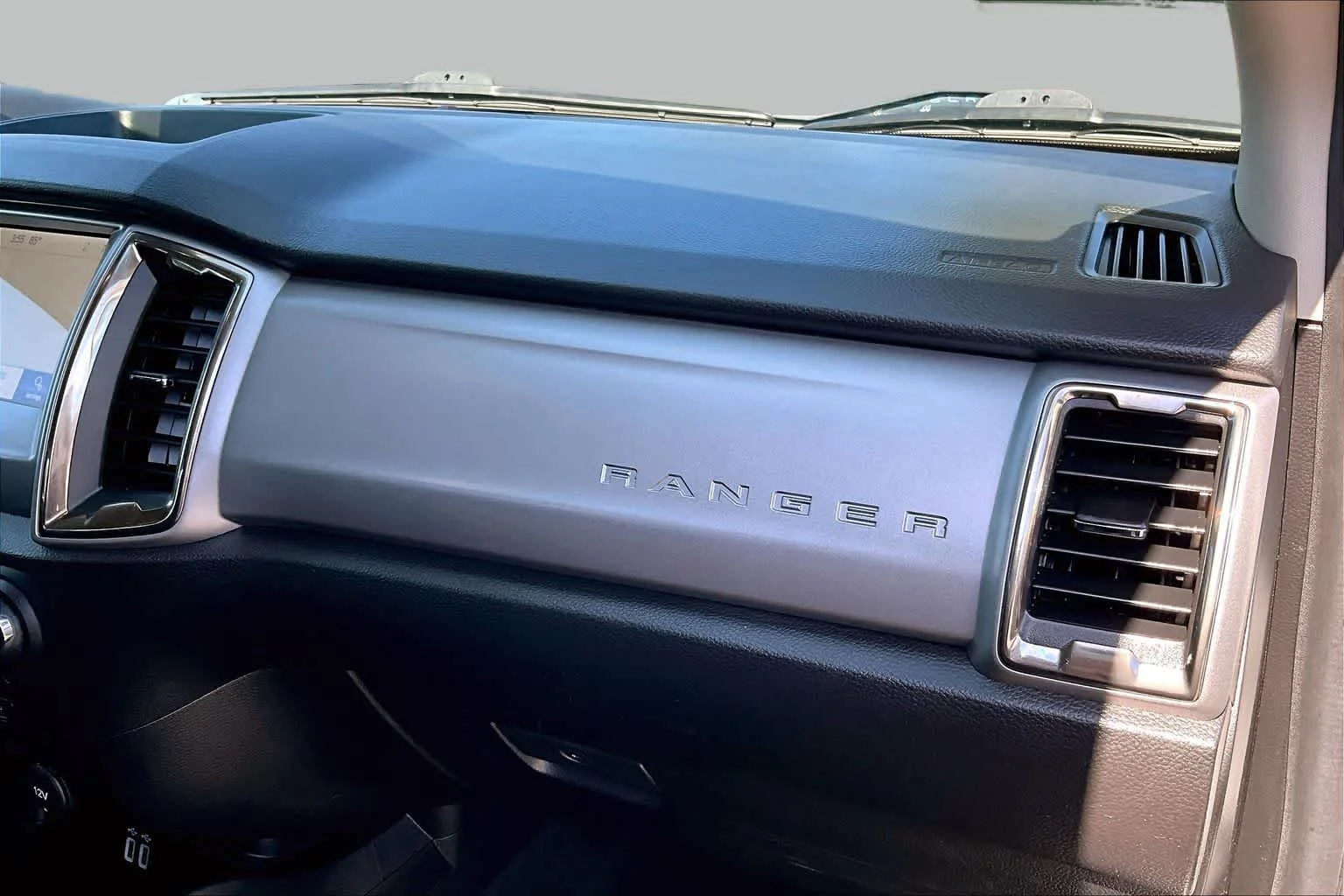 Used 2023 Oxford White Ford XLT image 17