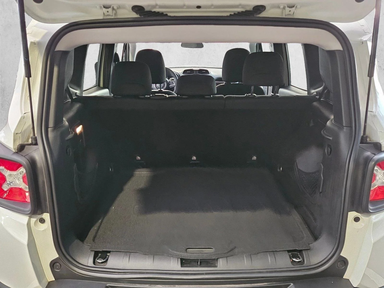 Used 2019 Alpine White Clearcoat Jeep Latitude image 6