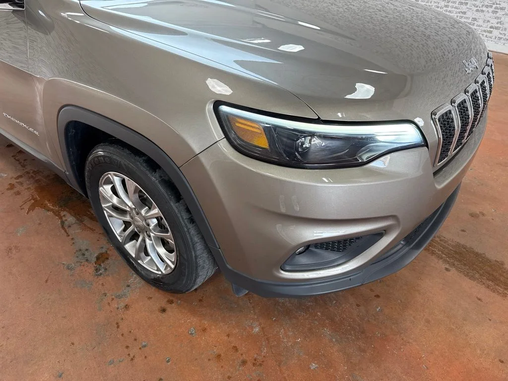 Used 2019 Light Brownstone Pearlcoat Jeep Latitude Plus image 9