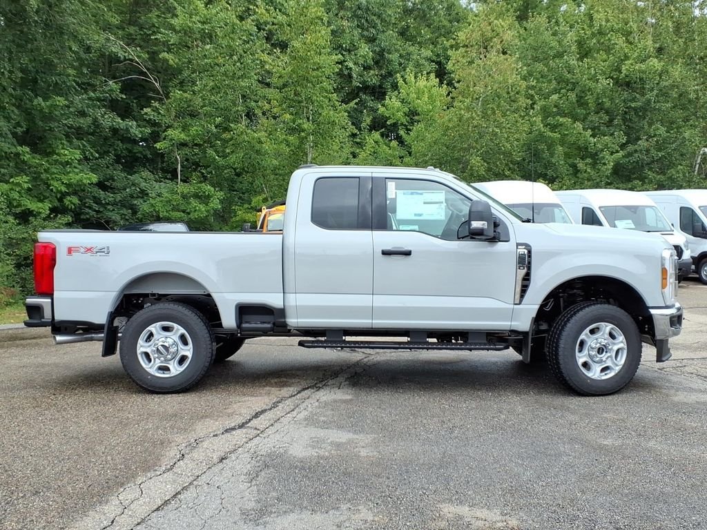 New 2026 Avalanche Ford F-350® XLT image 4