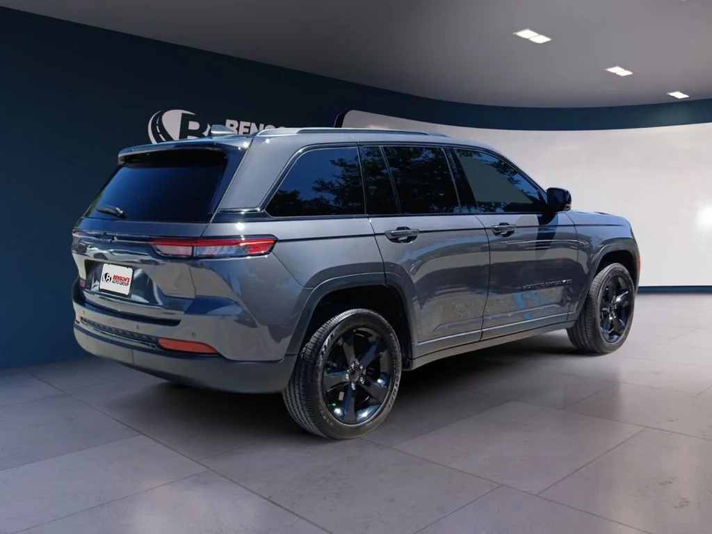 Used 2025 Gray Jeep Altitude X image 5