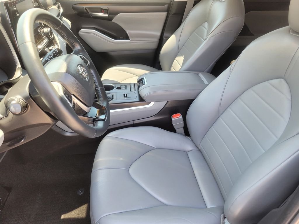 Used 2022 Silver Toyota XLE image 16