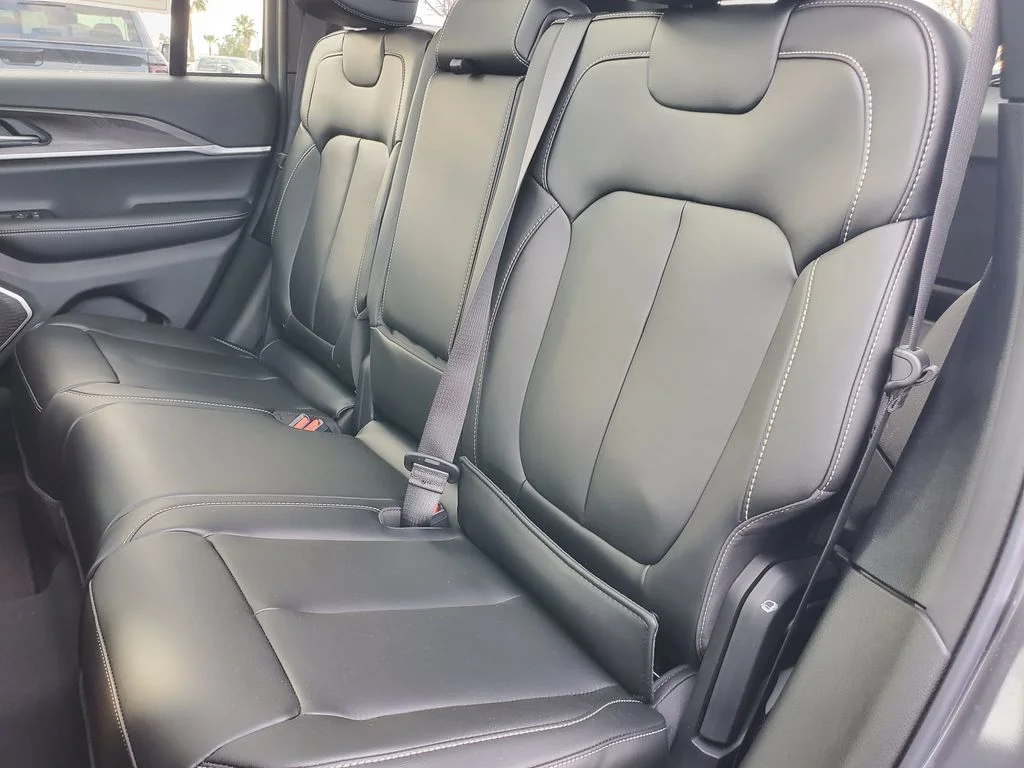 New 2026 Bright White Clear-Coat Exterior Paint Jeep Limited image 13
