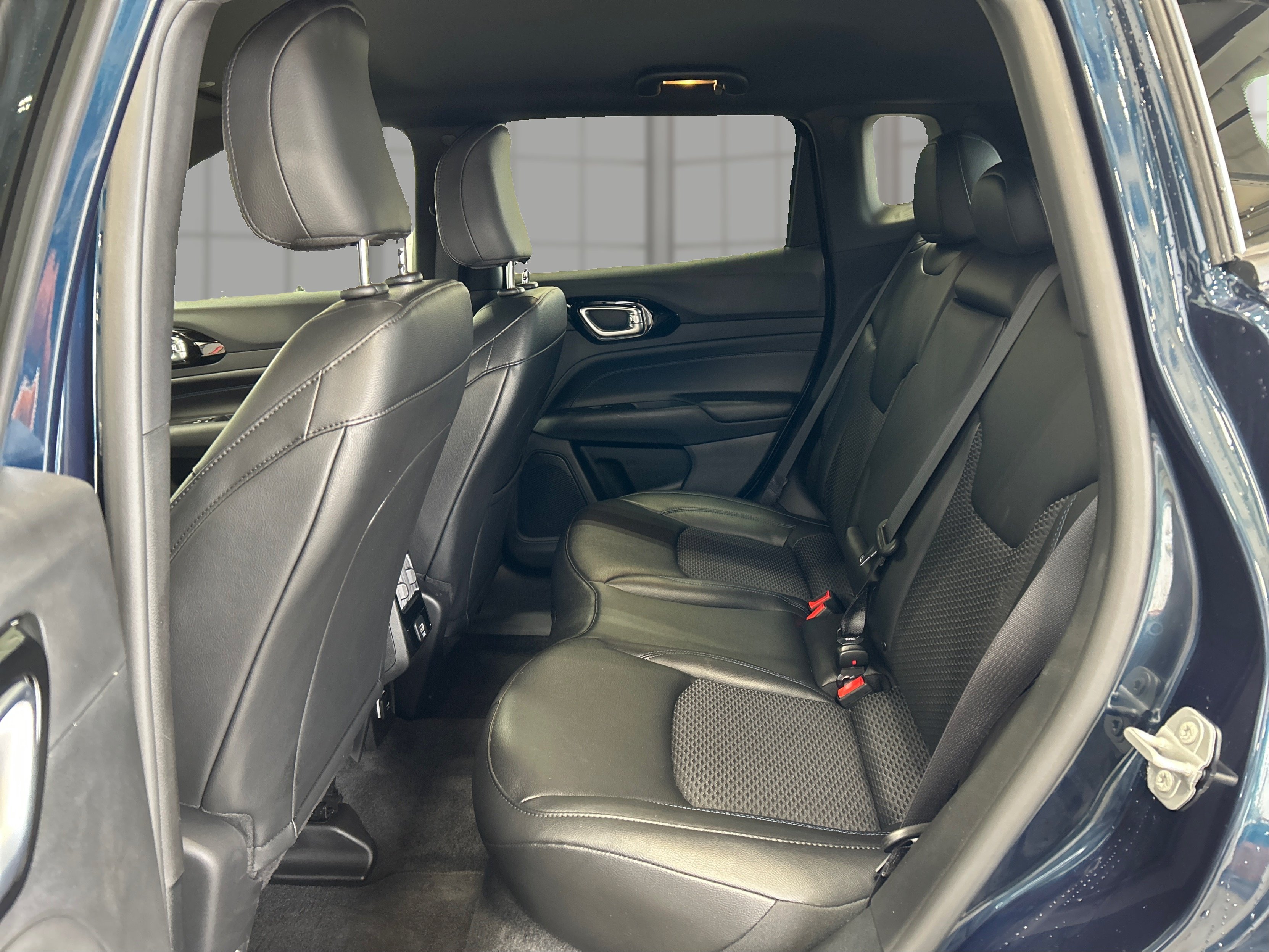 New 2026 Fathom Blue Pearl-Coat Exterior Paint Jeep Latitude image 10