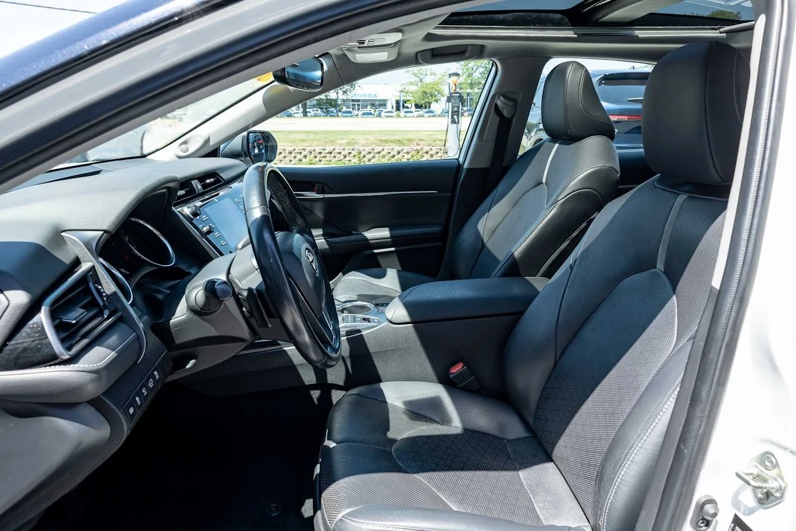 Used 2020 Wind Chill Pearl Toyota XSE V6 image 28