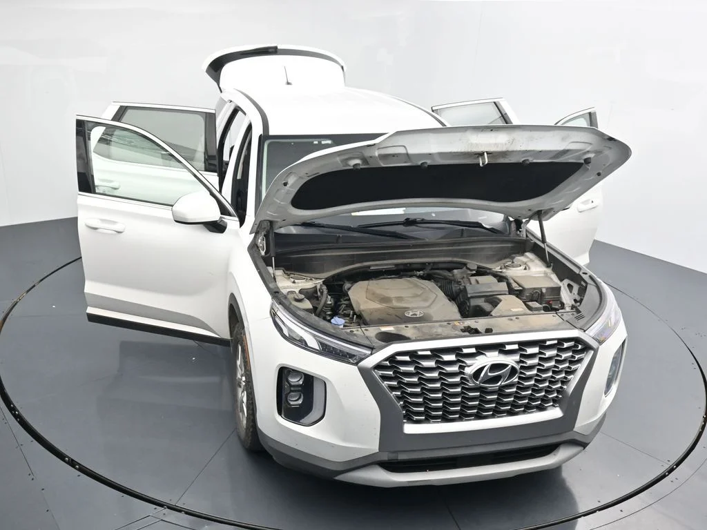 Used 2021 White Hyundai SE image 25