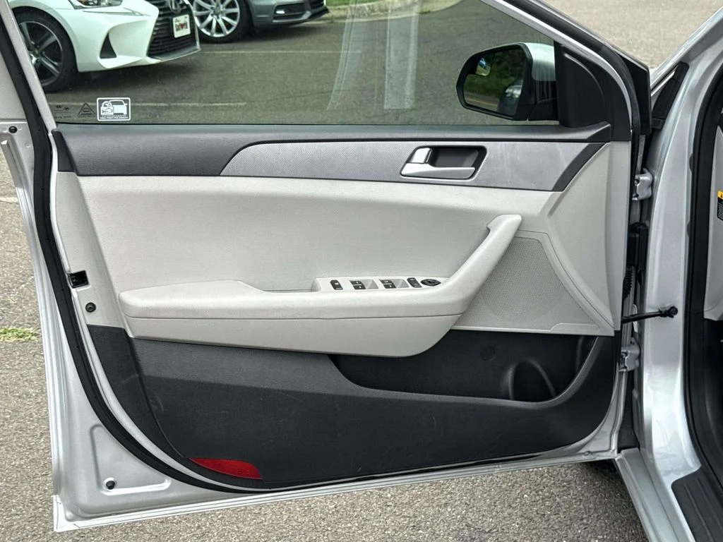 Used 2015 Silver Hyundai SE image 27