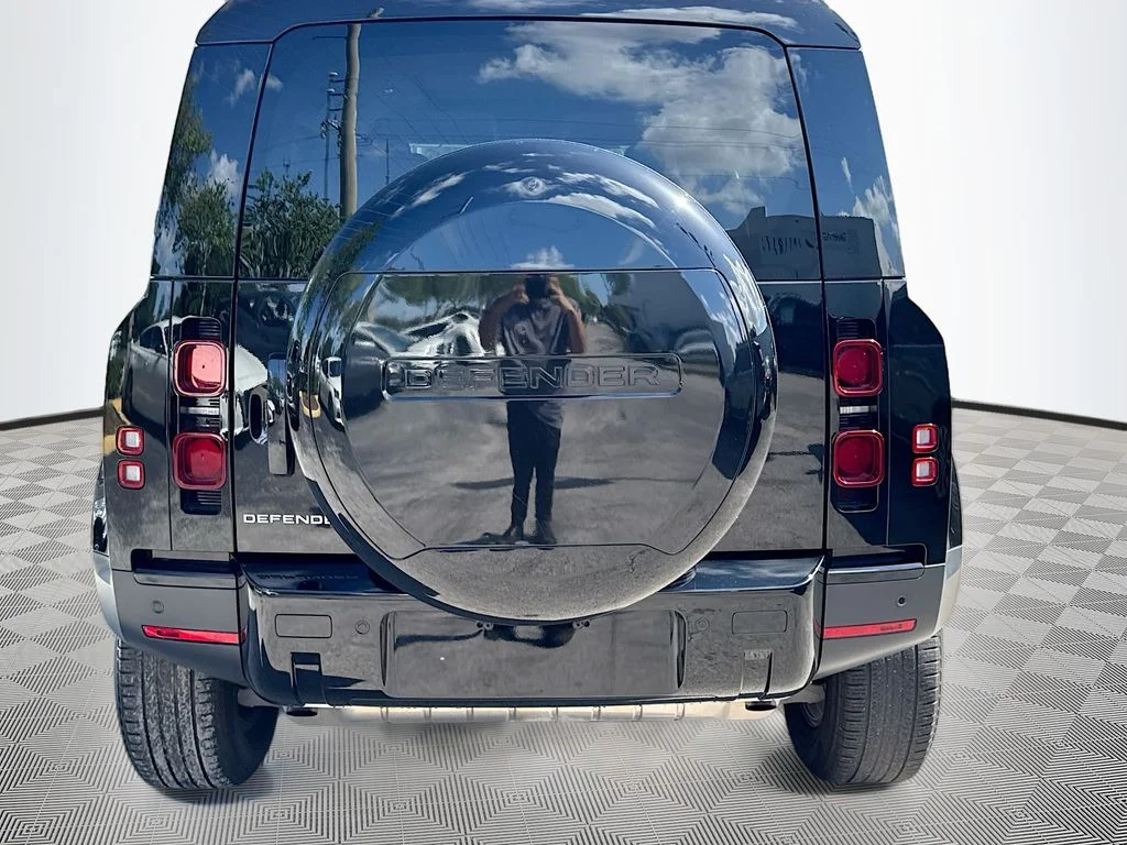 Used 2024  Land Rover S image 7